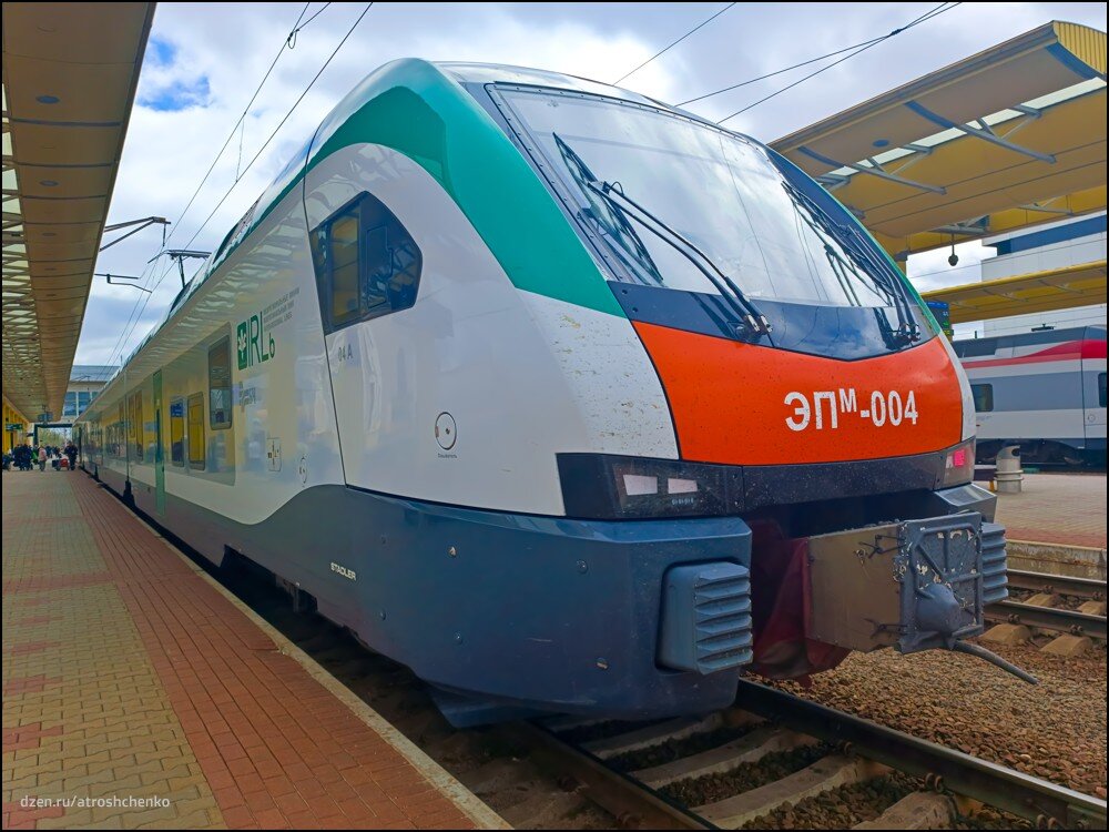 Поезда Stadler, курсирующие между Минском и Санкт-Петербургом, представляют собой современное и комфортное средство передвижения.-2