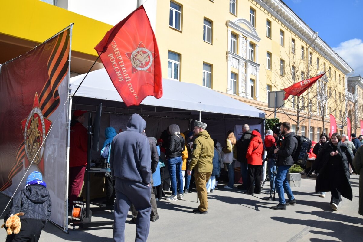 В День Победы в центре Петрозаводска открылась площадка «Бессмертный полк.  Карелия» | Столица на Онего - новости Петрозаводска и Карелии | Дзен