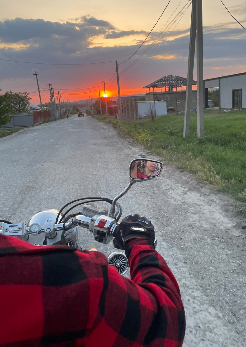 Фото автора. Просто красивое фото, ездили в ближайший магазин поэтому без шлема)