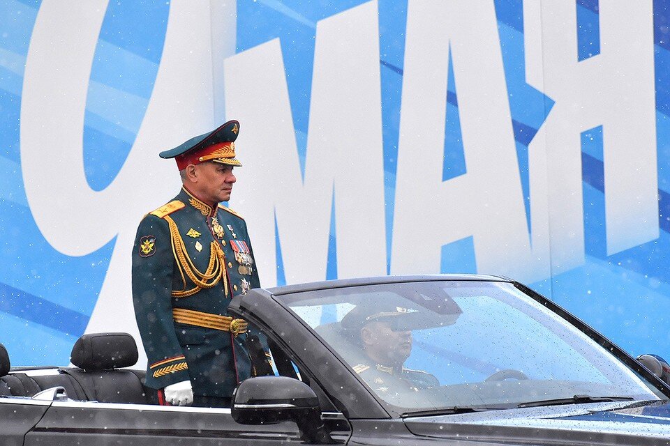    Сергей Шойгу принимает парад Победы на Красной площади. Владимир ВЕЛЕНГУРИН