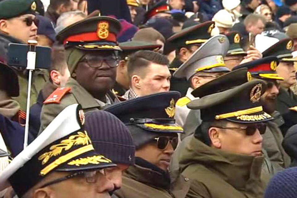    Гости из тёплых стран кутались от майского холода как могли.