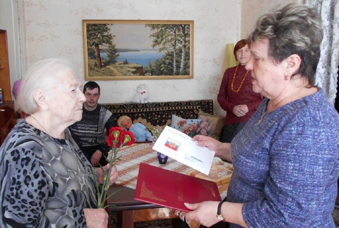    В гостях у Ларисы Ивановны Тарановой председатель Совета ветеранов городского округа Шахунья Нина Шлякова