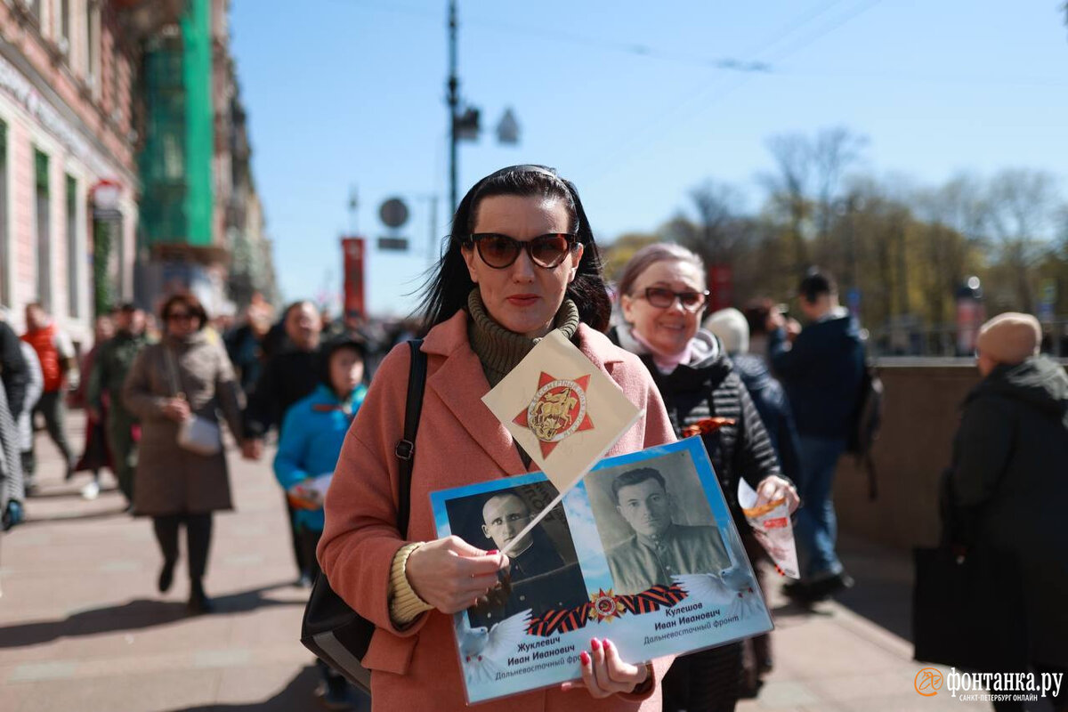 Несколько человек с портретами своих родственников вышли на улицы  Петербурга 9 Мая, хотя официально шествие «Бессмертного полка» отменено.  Читайте на 