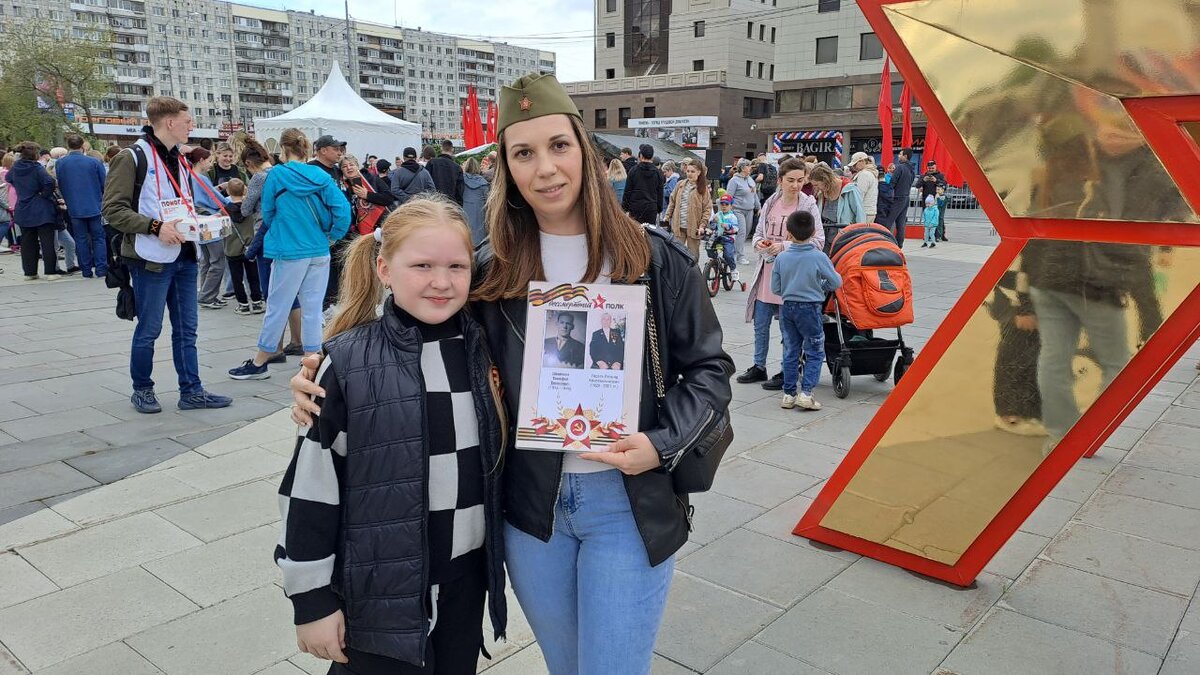 Несмотря на то, что шествие Бессмертного полка в этом году отменили, горожане вышли на улицы с портретами своих прадедов.