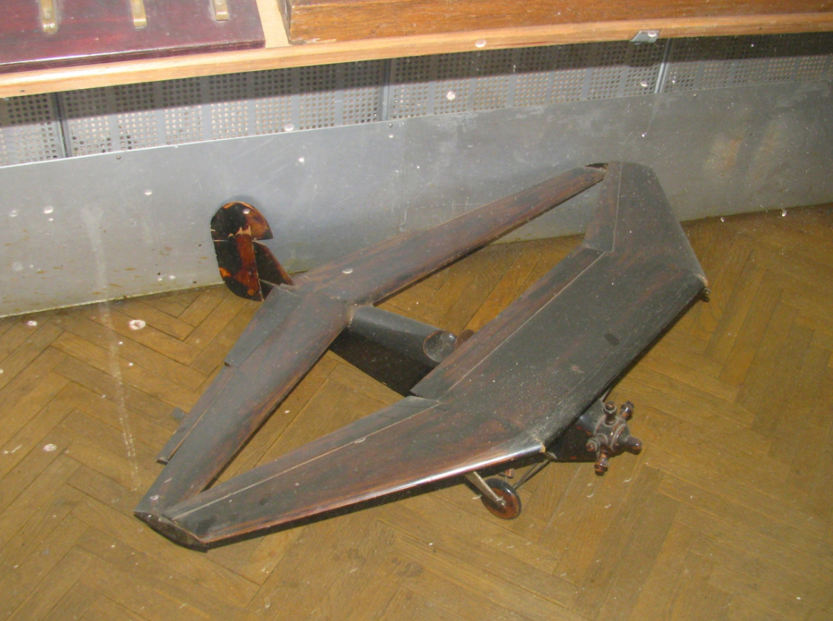 В 2010 г., когда у меня были лабы по аэродинамике, модель самолёта Кузакова ещё стояла в "трубном" комплексе МАИ. Может и сейчас стоит