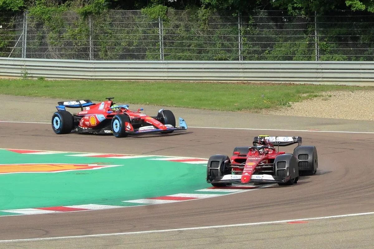    Болиды Ferrari с брызговиками и без нихФото: Autosport
