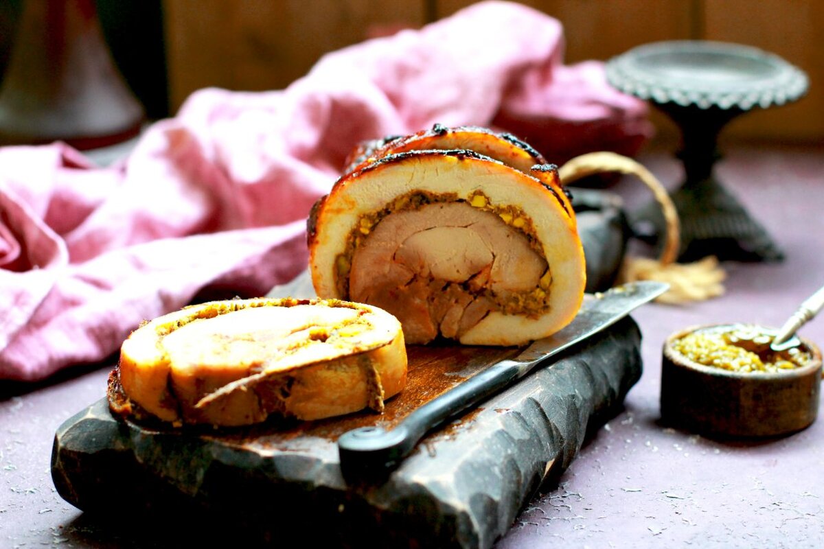 Рулет из индейки с песто от Елены Некрасовой: https://www.tinkoff.ru/cf/5JcBJKCozQi