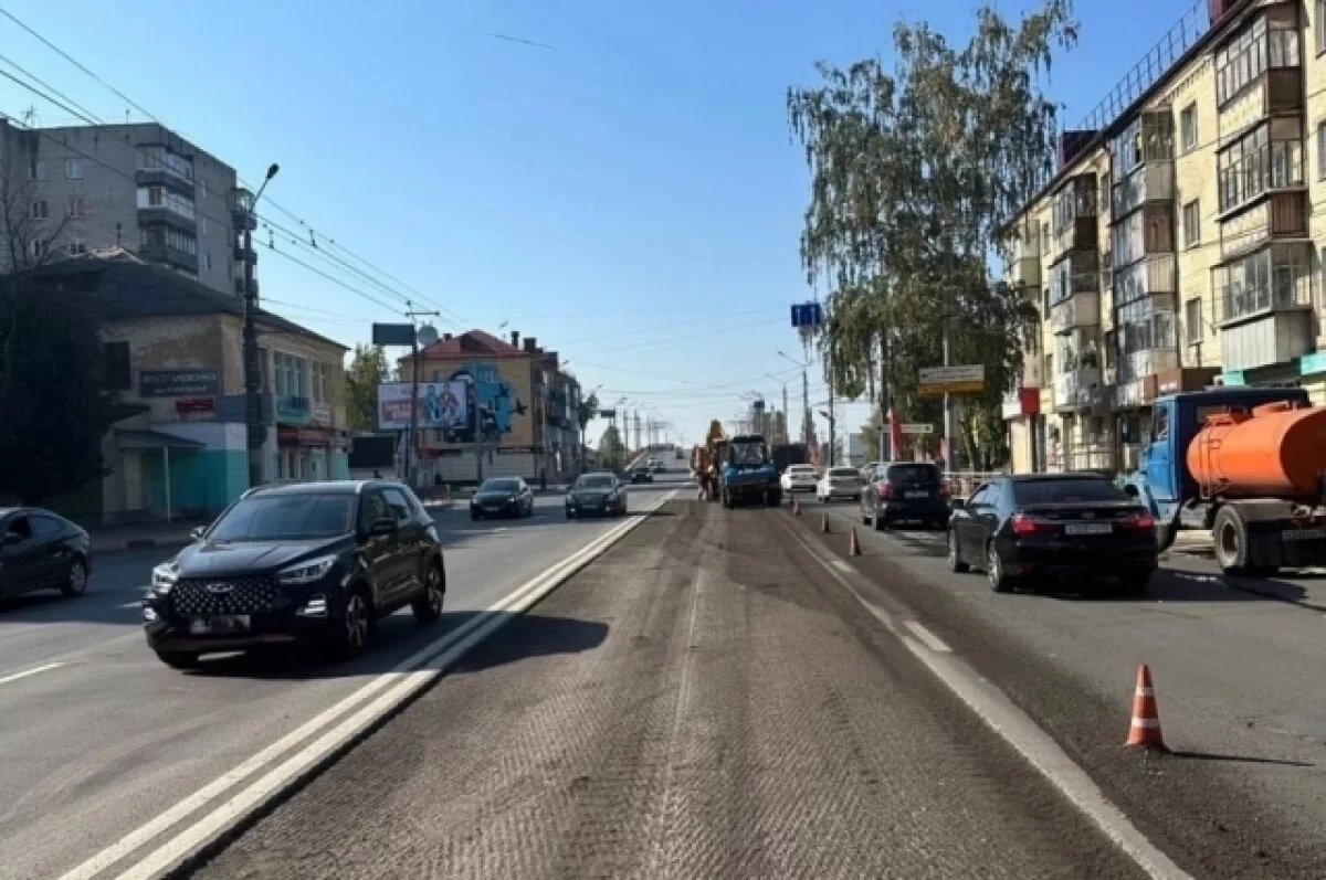    Старый асфальт сняли, а свежий не подвезли. Поэтому автомобилистам приходилось передвигаться буквально по бездорожью.