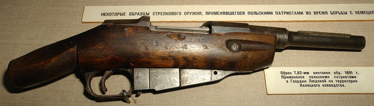 Обрез "Мосинки", но уже времён Второй мировой войны. Ручка затвора, по-видимому, не сохранилась, однако пример всё равно наглядный. (Автор фото George Shuklin, CC BY-SA 1.0)