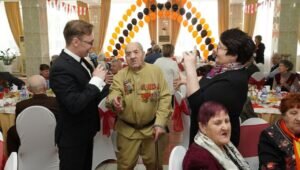  📷    9 мая оренбургских ветеранов накормили солдатской кашей Белов Михаил Александрович