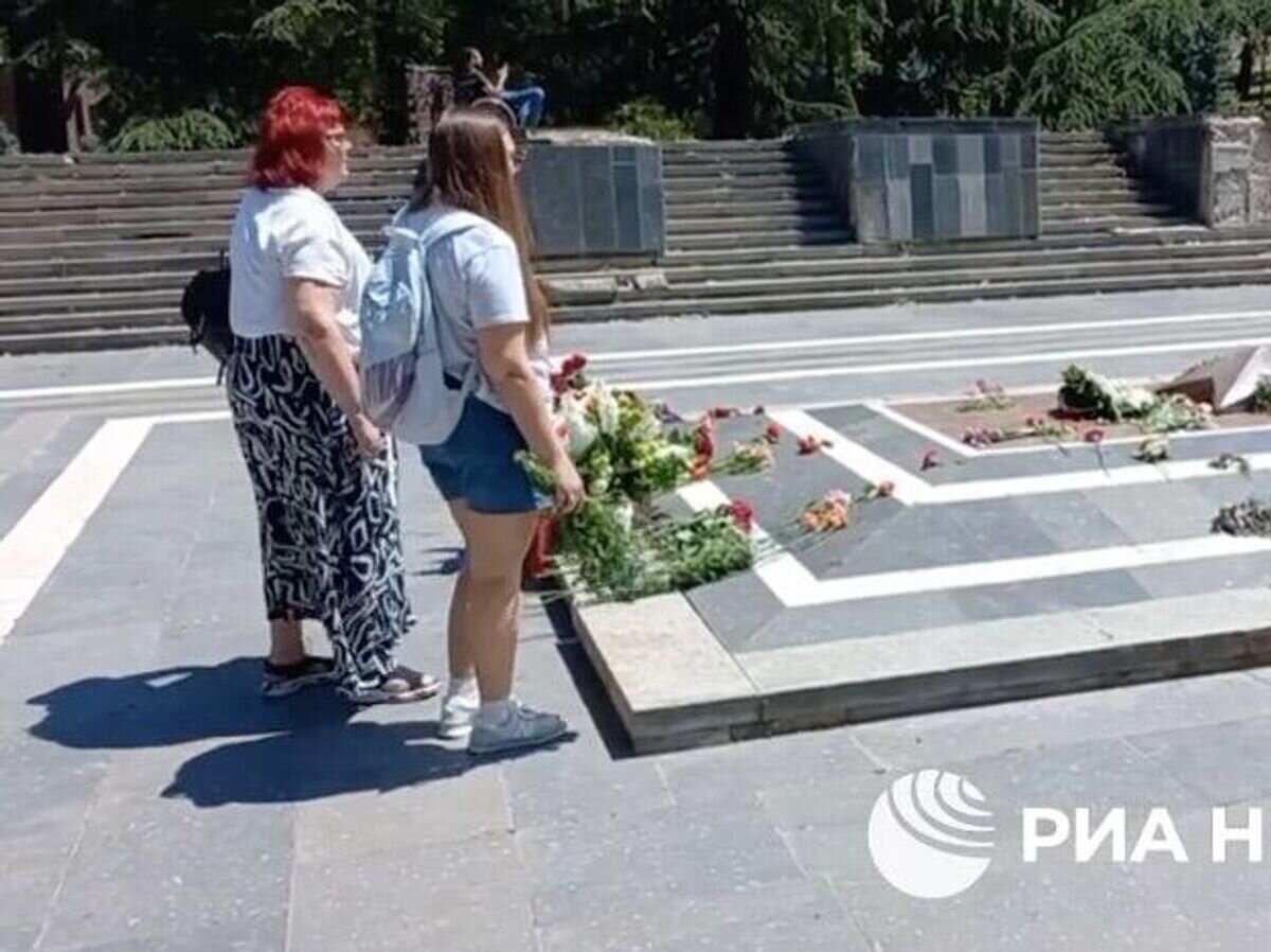    Жители Тбилиси несут цветы к Могиле Неизвестного Солдата. Кадр видео© РИА Новости