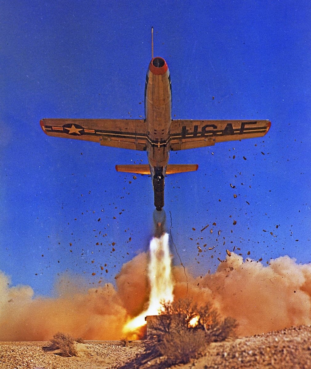 Точечный старт экспериментального истребителя EF-84G