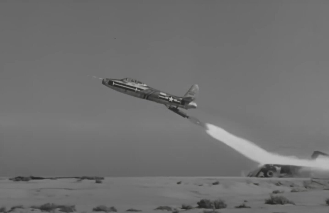 Точечный старт экспериментального истребителя EF-84G