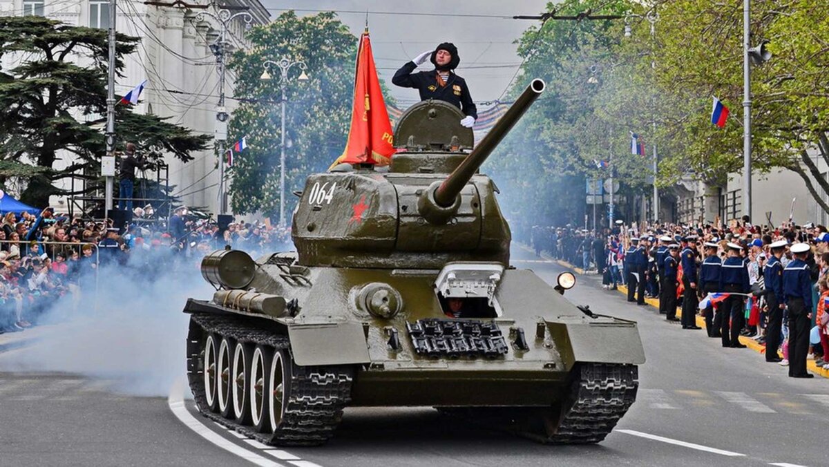 Легендарный танк Т-34 возглавляет механизированную колонну на параде в Севастополе