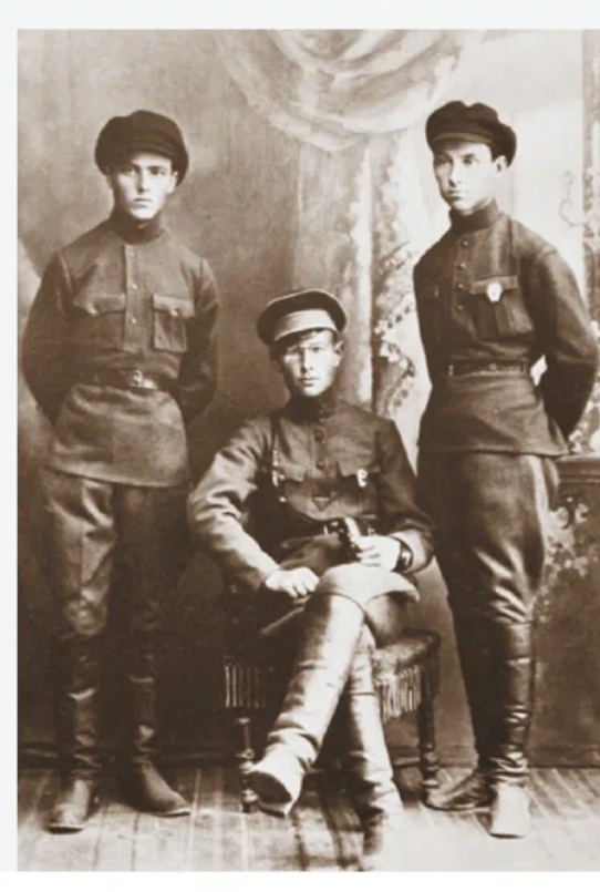 Георгий Маленков - крайний слева