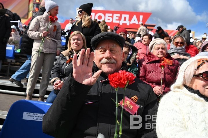 На площади собрались тысячи казанцев, чтобы увидеть военный парад с исторической техникой и театрализованное представление. Максим Платонов / realnoevremya.ru