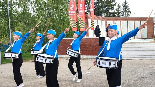 Праздник Победы в г.Сенгилее Ульяновской области. Барабанщицы-учащиеся школы искусств