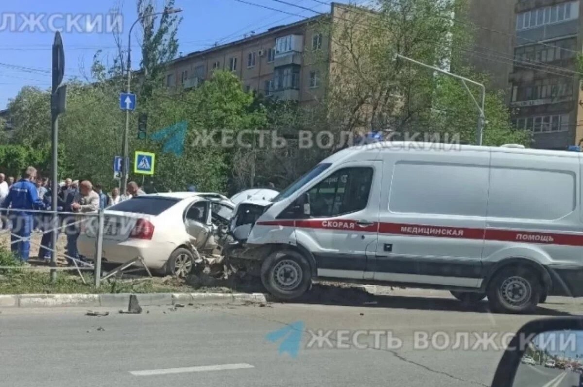   Машина скорой помощи протаранила 9 мая иномарку в Волжском