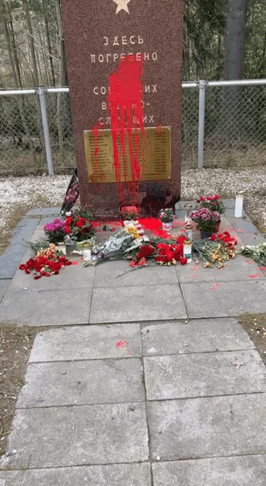    В марте прошлого года вандалы подожгли памятник, а на мемориальной табличке была выведена оскорбительная надпись. Тогда же посольство России в Финляндии потребовало финских коллег наказать виновных в осквернении братской могилы советских солдат - в МИД Финляндии была направлена нота протеста.