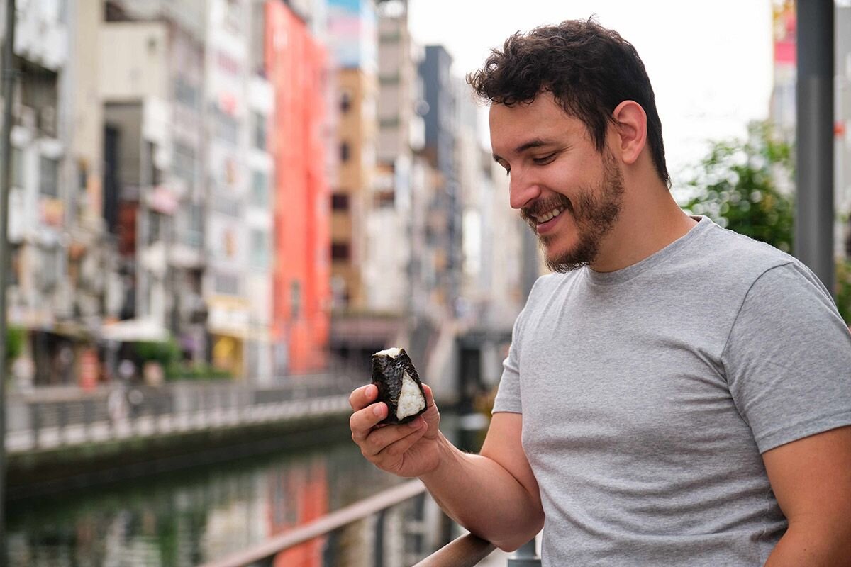 Онигири станет сытным и, главное, полезным перекусом📷
