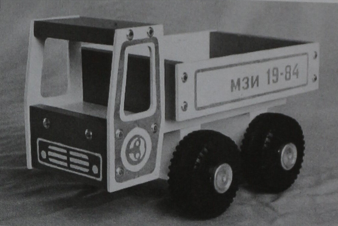 Деревянная игрушка "Грузовик", автор А.В. Фомичев, фото из открытых источников.