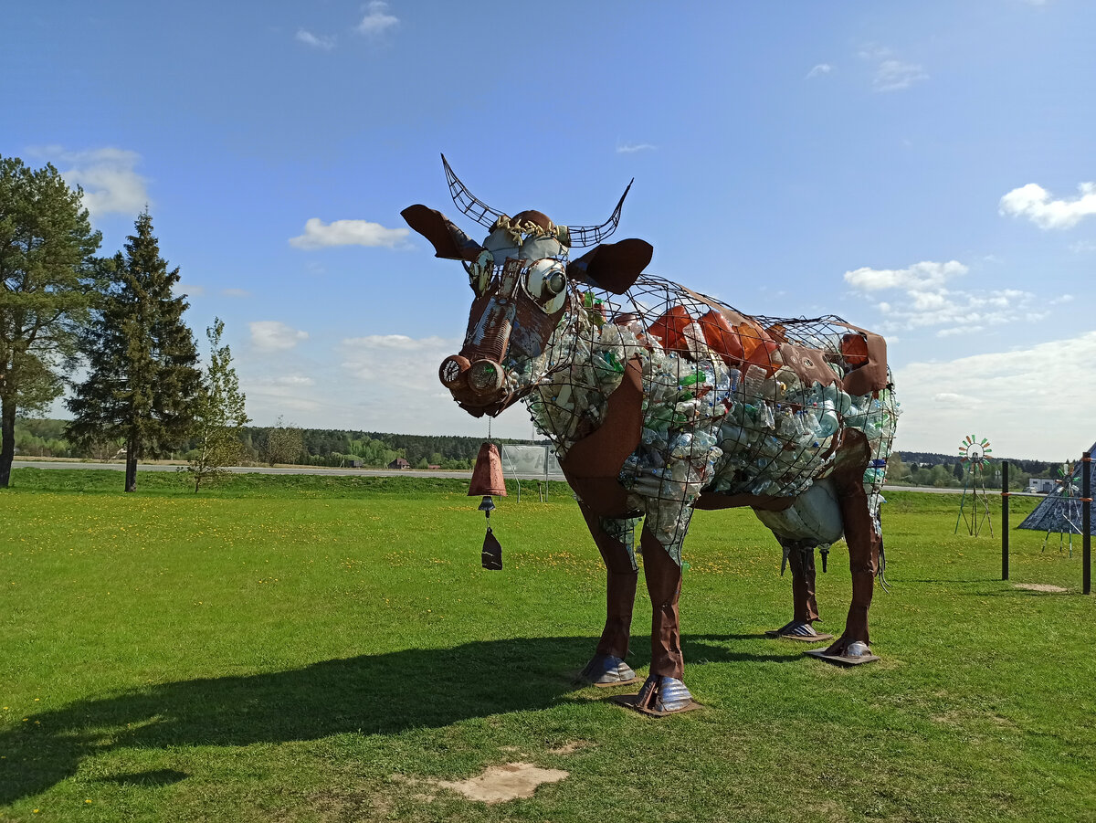 Корова, полная мусора у Музея Мусора, на трассе А108