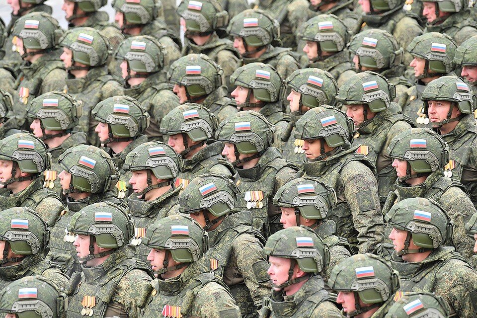    По Красной площади, сверкая боевыми наградами, прошли в числе прочих и герои-фронтовики СВО. Владимир ВЕЛЕНГУРИН