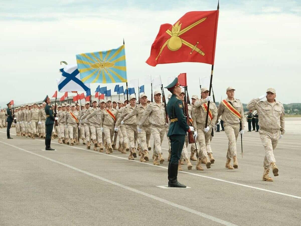    Военный парад, посвященный 79-й годовщине Победы советского народа в Великой Отечественной войне, на российской авиабазе "Хмеймим" в Сирии© Фото : Минобороны России