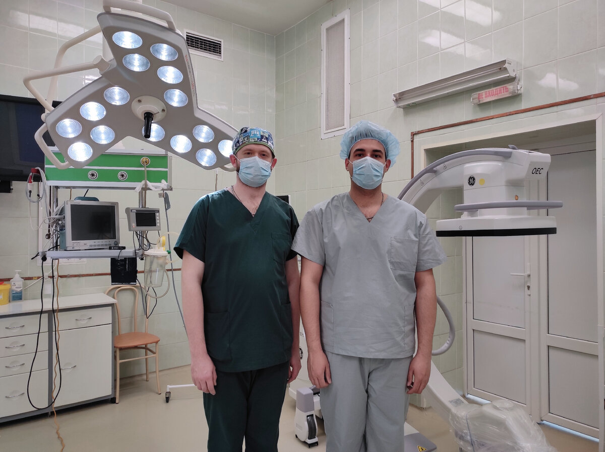 Николай Савельев и Павел Галинов (слева направо). Оба медбрата учились в Томском медико-фармацевтическом колледже, Николай закончил его в 2018-ом, а Павел - в 2020 году. Во время прохождения учебной практики были направлены в операционный блок ТОКБ, где и решили остаться после получения дипломов.