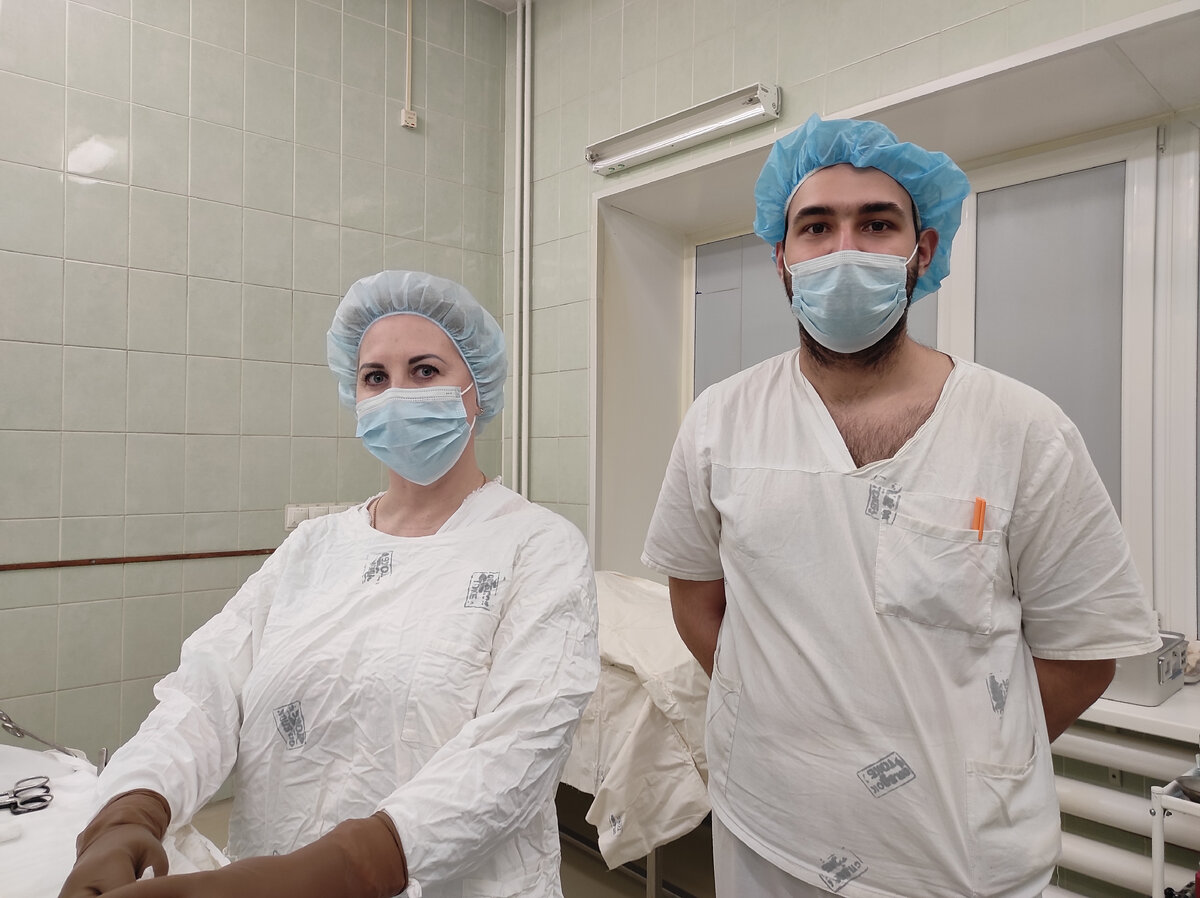 Павел и его коллега во время операции. Иногда для одной операции требуется до пяти контейнеров с инструментами.    