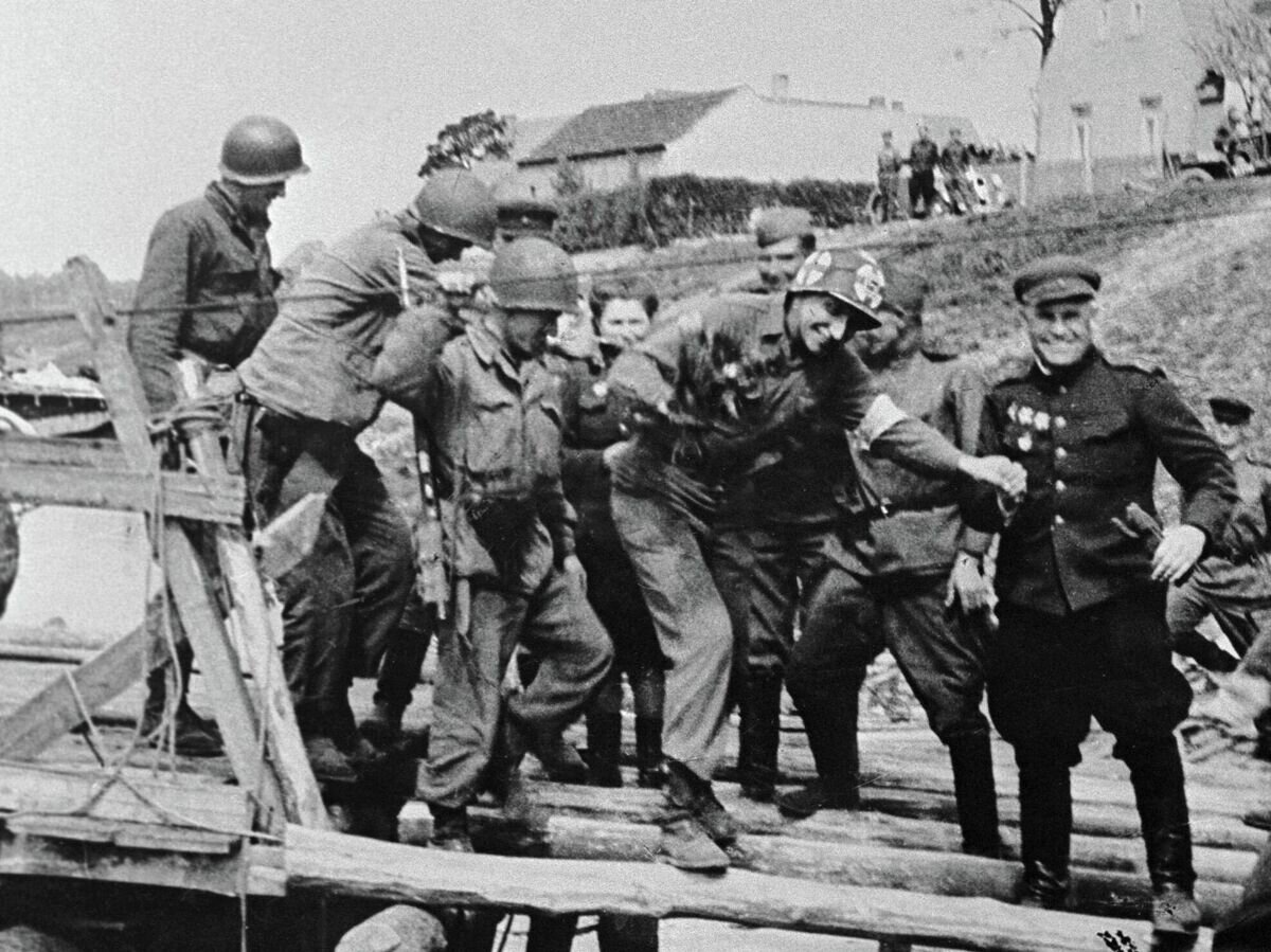    Советские и американские военнослужащие встречаются на реке Эльбе© РИА Новости / Георгий Хомзор