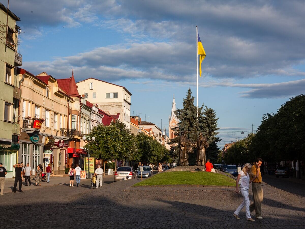    Жители Мукачево, Закарпатская область Украины© Depositphotos.com / bartoshd