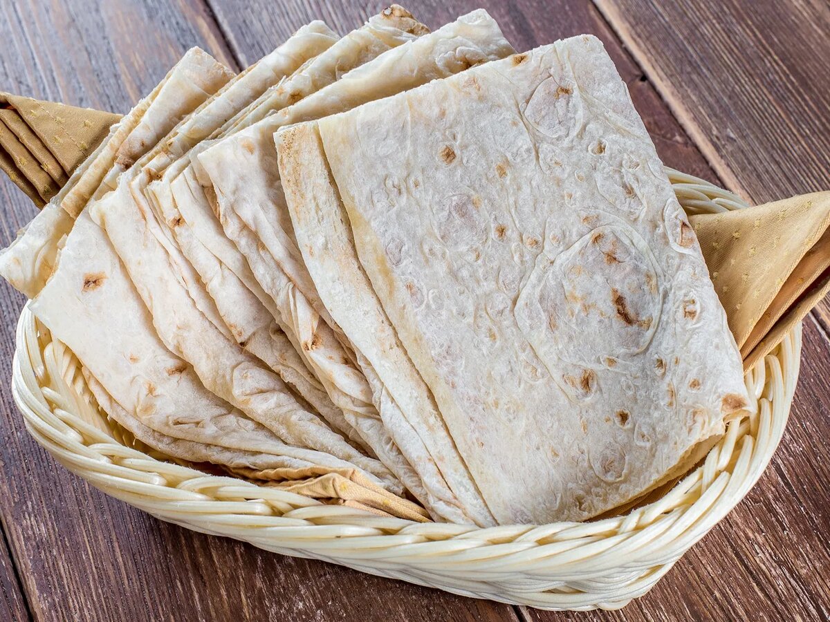 Армянский тонкий лаваш часто используется для скручивания различных рулетов. Эти рецепты удобны тем, что начинка может быть абсолютно любая. Популярными являются сырные, крабовые и рыбные начинки. Независимо от дополнительных ингредиентов важно хорошо увлажнить лаваш, чтобы рулет не был слишком сухим.