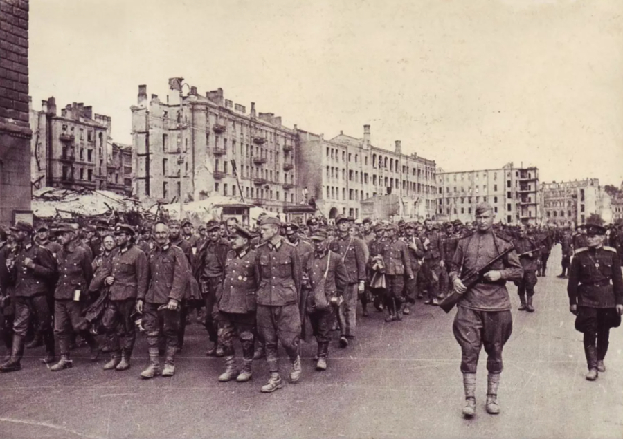 Пленный город. Колонна советских военнопленных 1941. Немецкие военнопленные. Пленный город. Пленные солдаты вермахта берлин.