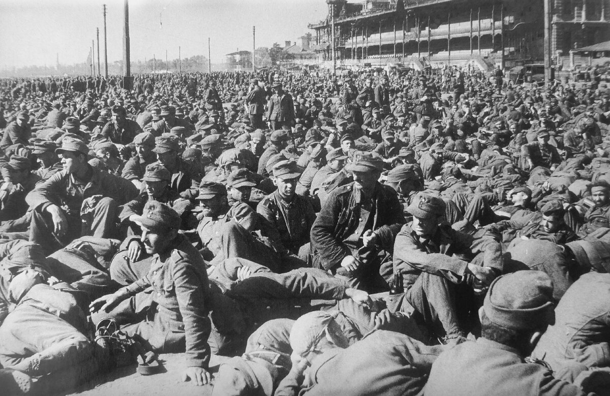 Марш пленных немцев через Москву 1944 года»: когда за «грозными  завоевателями» пустили поливочные машины, чтобы не было грязи | Культурный  код | Дзен