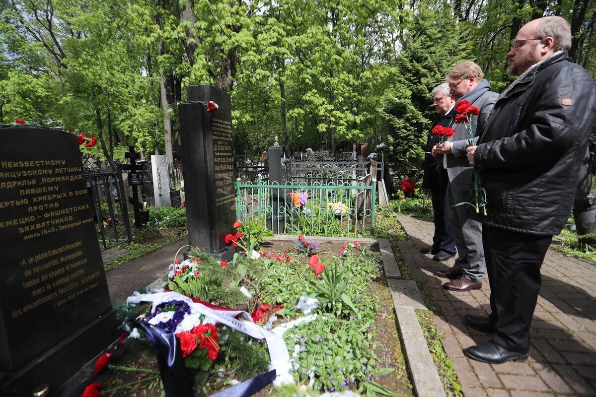 Мемориал французским летчикам авиационного полка "Нормандия-Неман" на Введенском кладбище