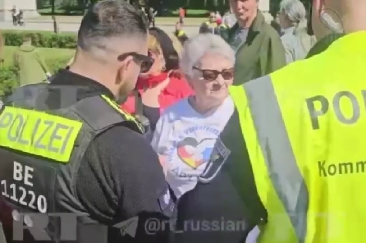    Полиция в Берлине заставила женщину снять футболку с флагами России и ФРГ