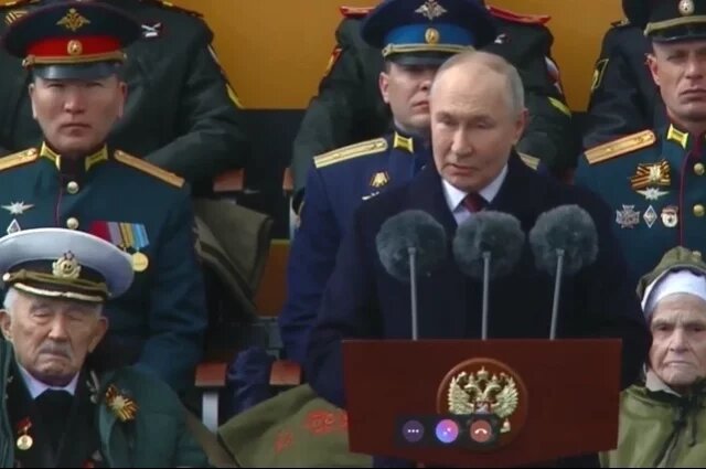    Кто из тувинцев находился на трибуне слева от президента РФ в День Победы?