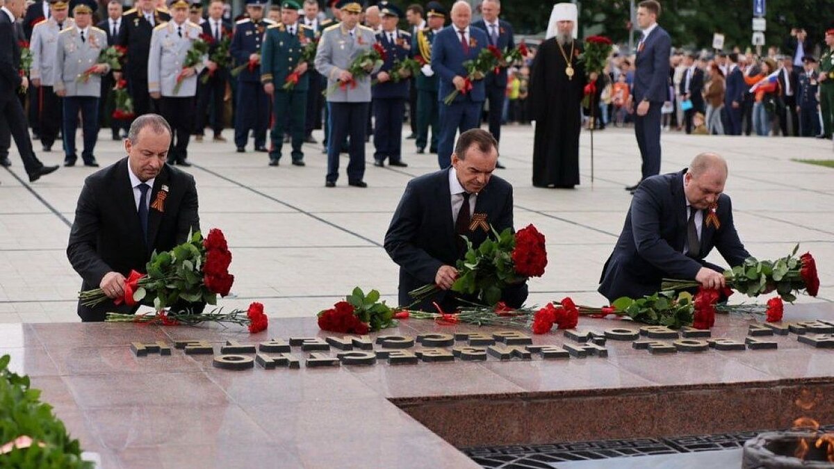    Первые лица Кубани возложили цветы к Вечному огню. Фото: пресс-служба администрации Краснодарского края