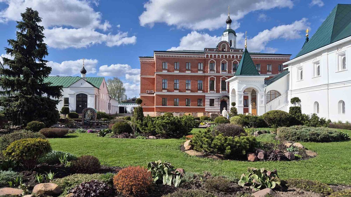 Спасо-Преображенский монастырь расположен на высоком берегу Оки на улице Лакина