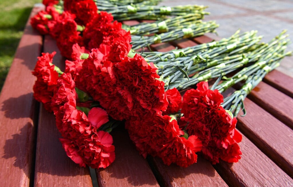 Памяти павших будем достойны