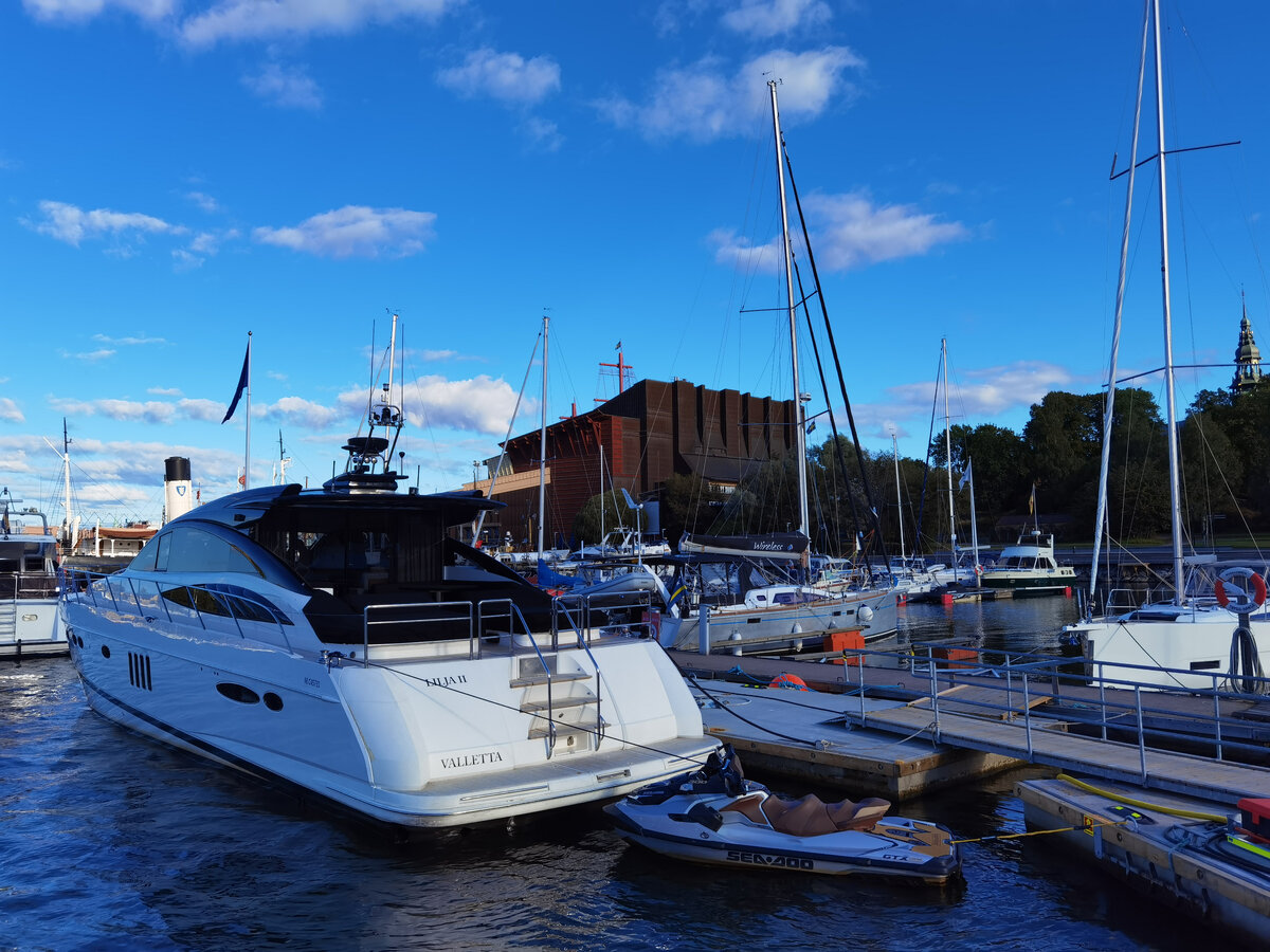 Яхты на фоне музея Васы