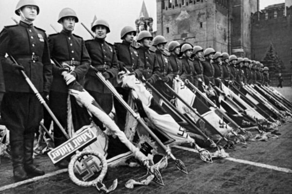 Знамена врагов на парадах не просто так демонстрируют. Изображение из открытых источников.