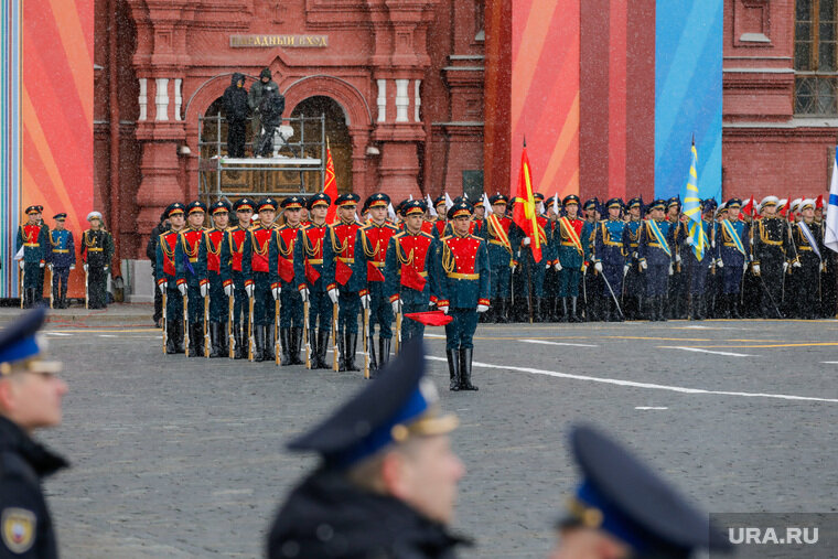 Парад начался с шествия почетного караула Фото: Роман Наумов © URA.RU