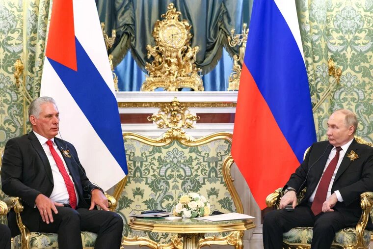 Владимир Путин (справа) и Мигель Диас-Канель Бермудес (слева) встретились 9 мая Фото: Михаил Метцель/ТАСС