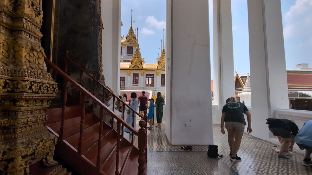 перед входом в буддийский храм необходимо снять обувь🙏