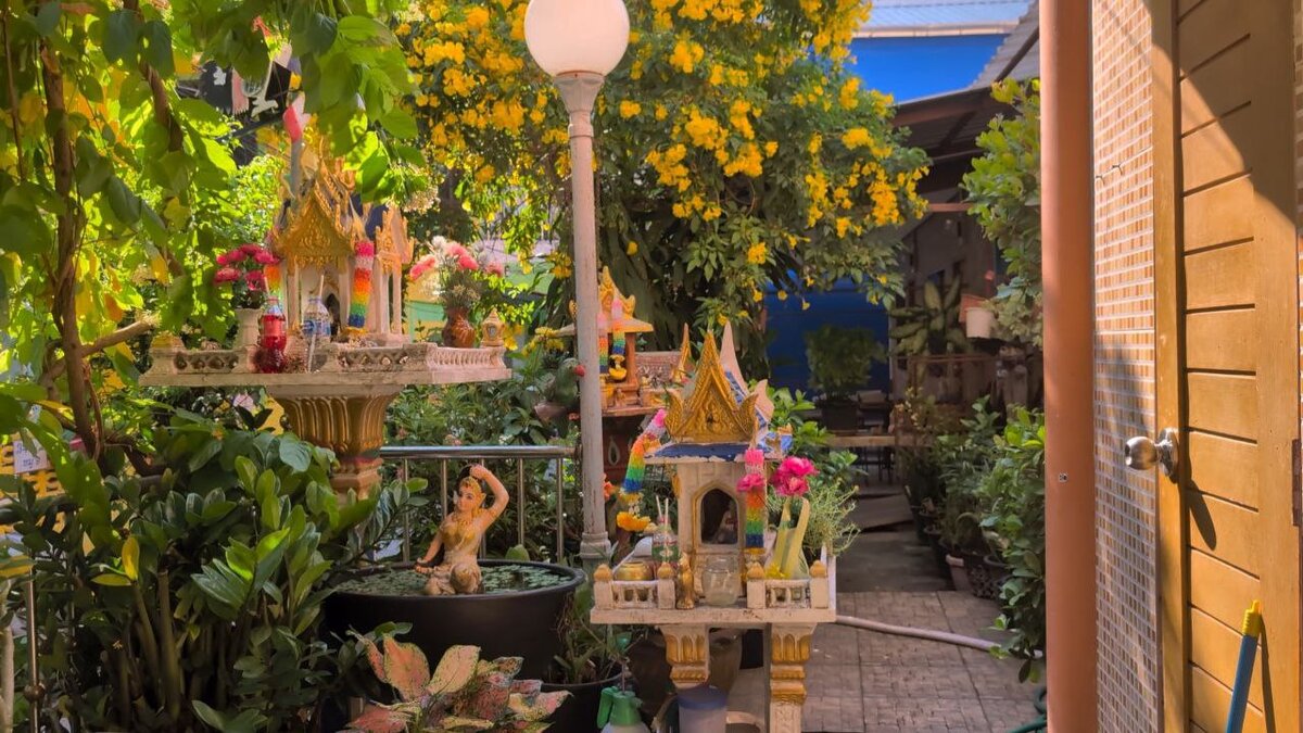 Типичный дворик жителя Таиланда, обязательно будет алтарь