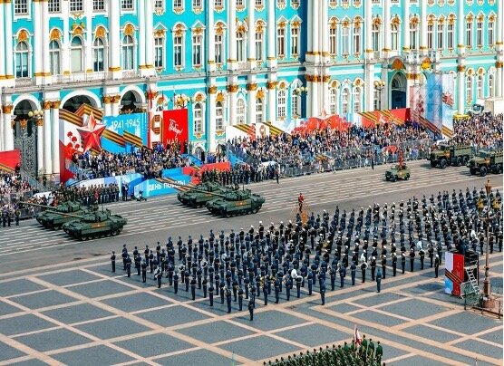 Военный парад на Дворцовой площади в Санкт-Петербурге