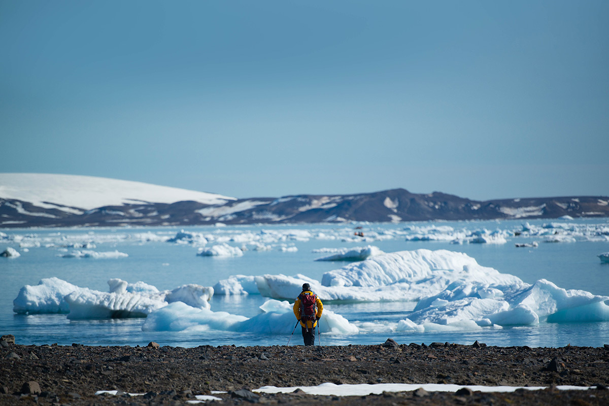Северная Земля находится в Северном Ледовитом океане, недалеко от полуострова Таймыр.