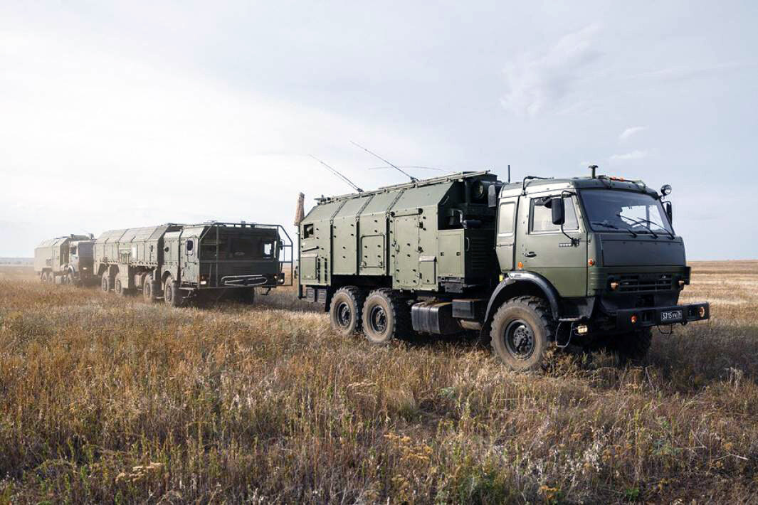 Оперативно-тактический ракетный комплекс «Искандер-М» выдвигается к месту пуска ракет на учениях. ©️ Global Look Press/MOD Russia
